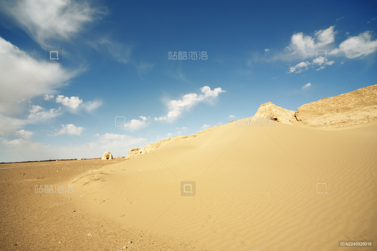 内蒙古额济纳旗胡杨林无人区沙漠公路