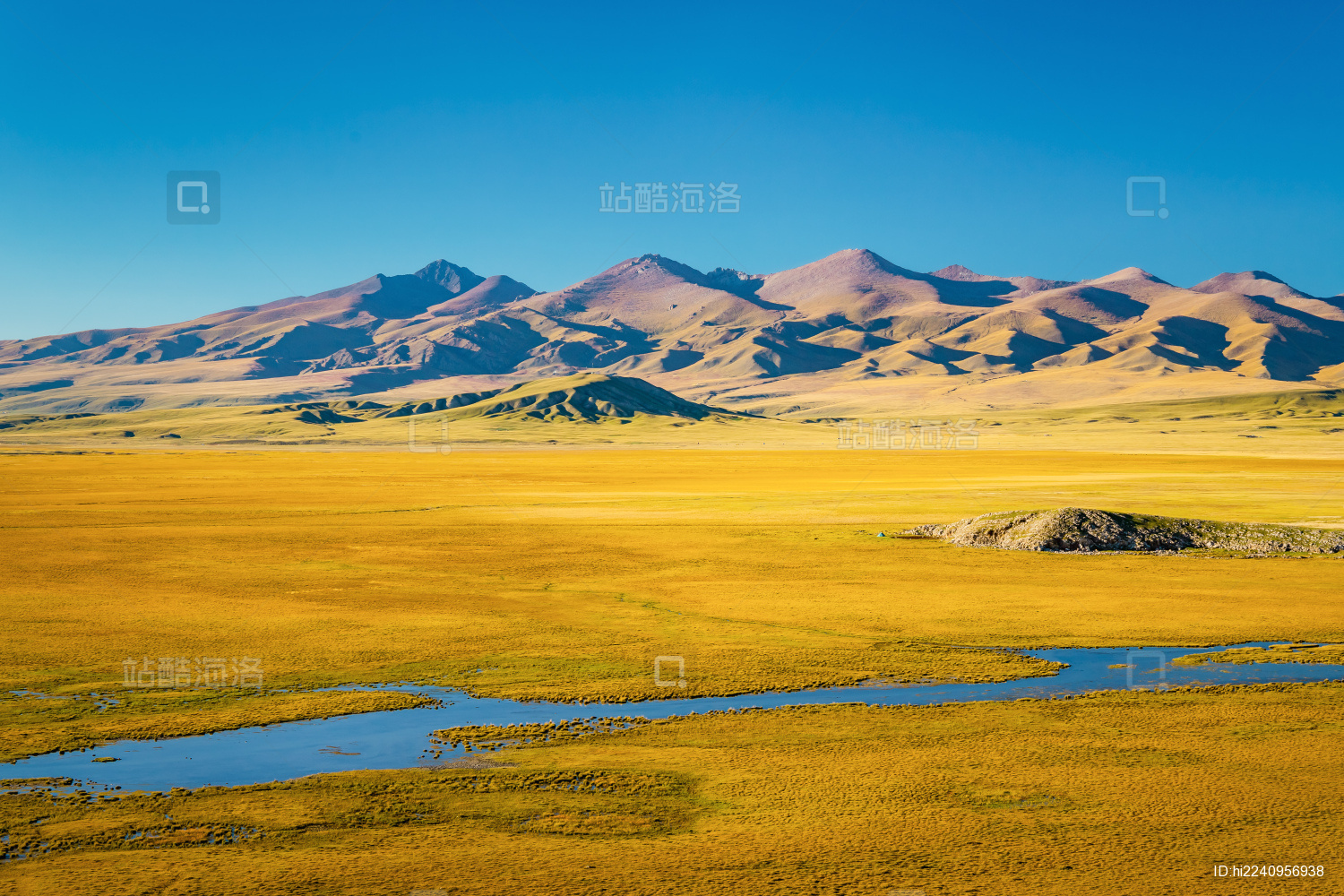 中国新疆巴音布鲁库草原九曲十八弯自然风光