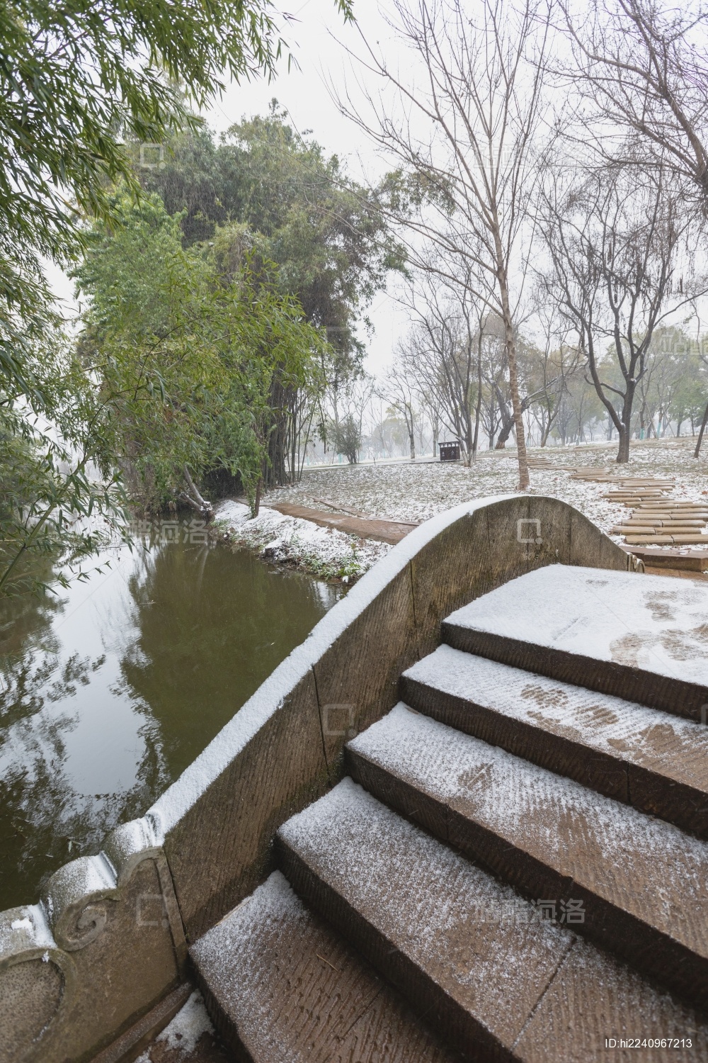 昆明大观公园小桥流水竹林雪景