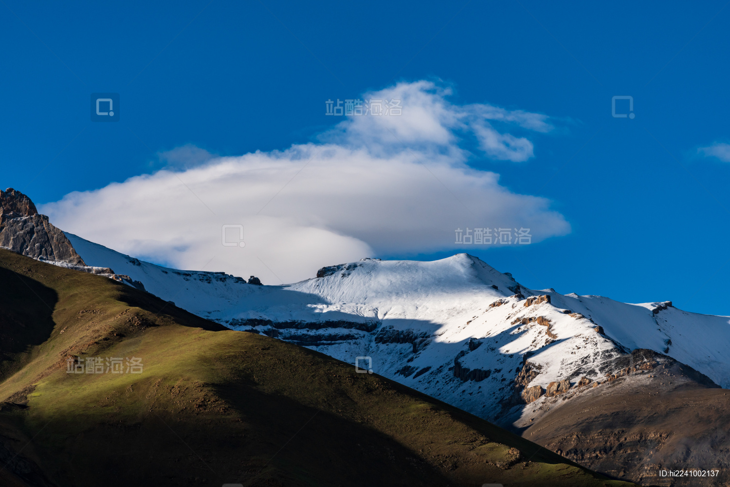 中国西藏那曲尼玛县当穹措湖畔雪山 