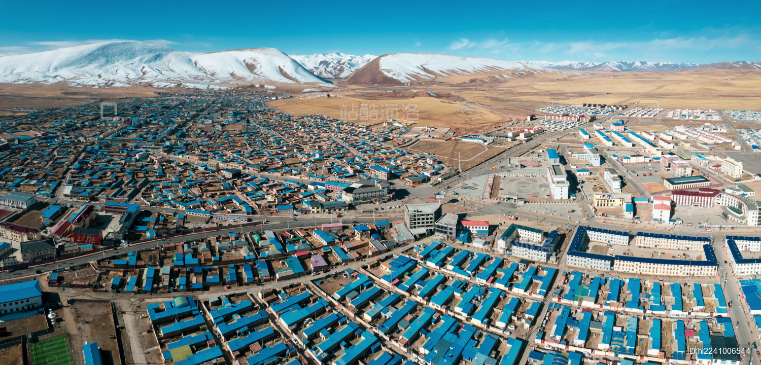 中国青海玉树曲麻莱县雪域高原下的城市户外