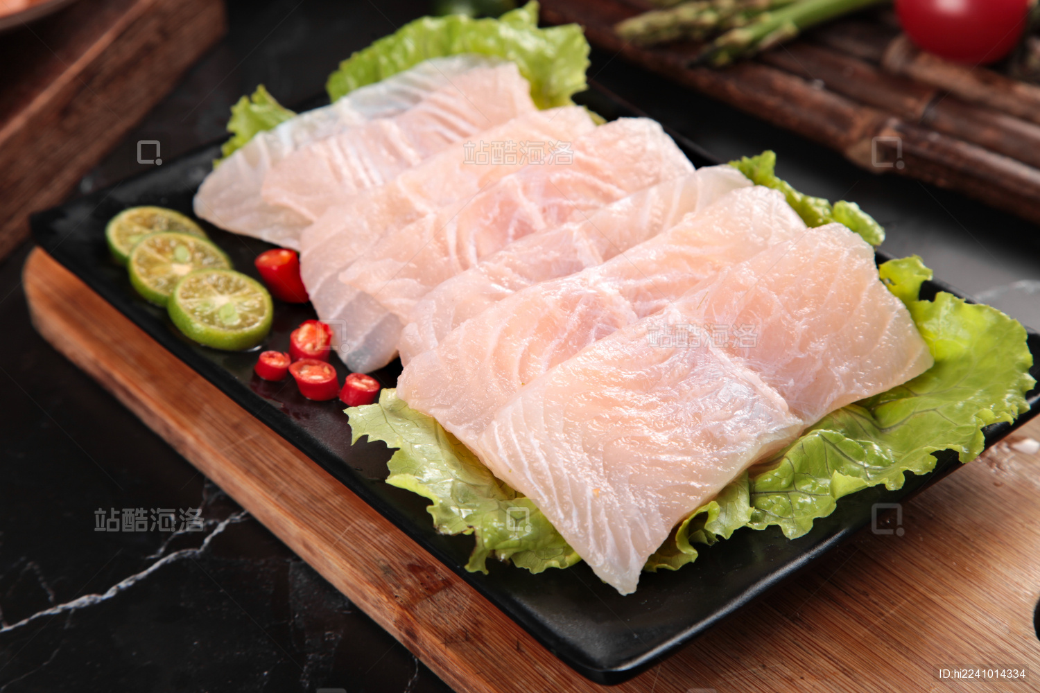 木板上放着一盘新鲜巴沙鱼块