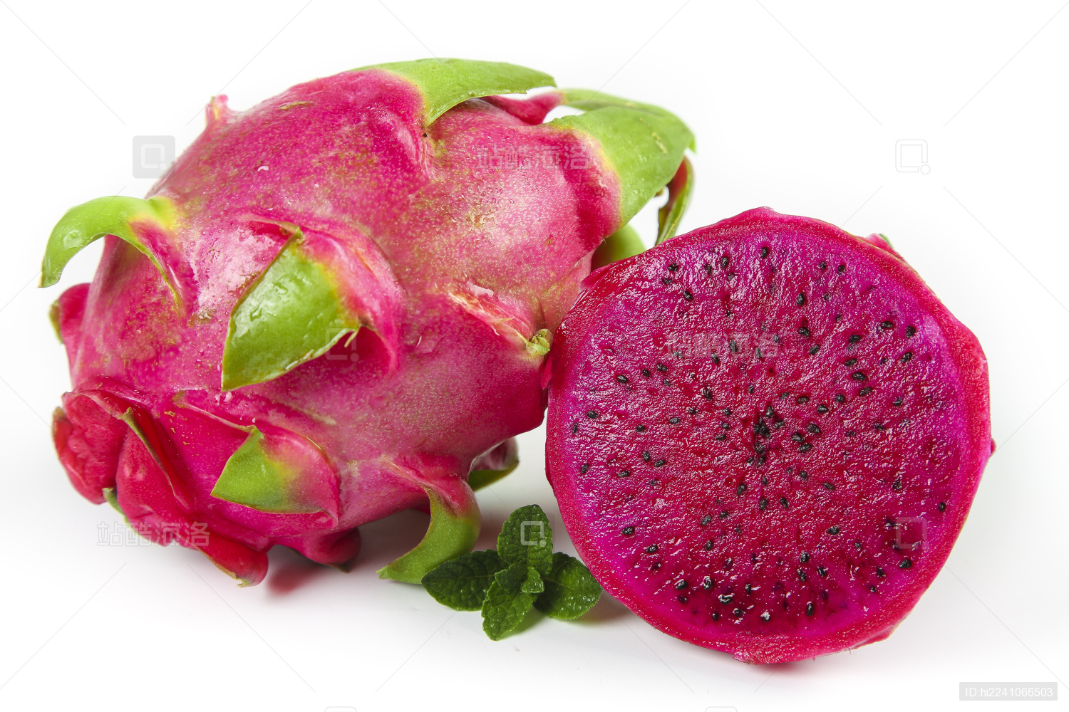 切开的云南红心火龙果放在白底上