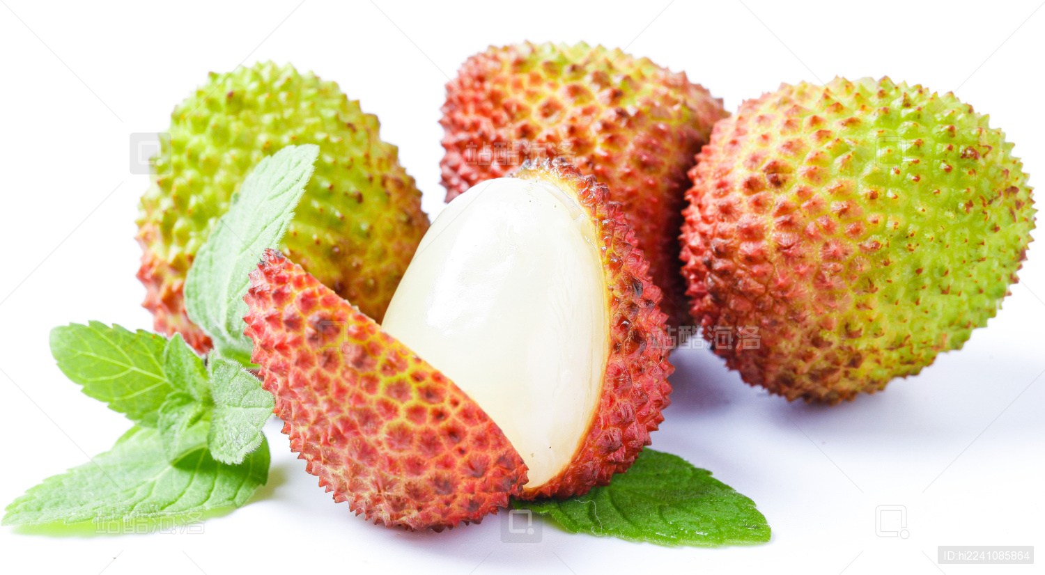 白底上摆放着新鲜妃子笑荔枝