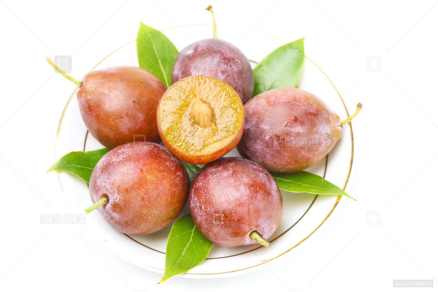 白底上放着新鲜西梅