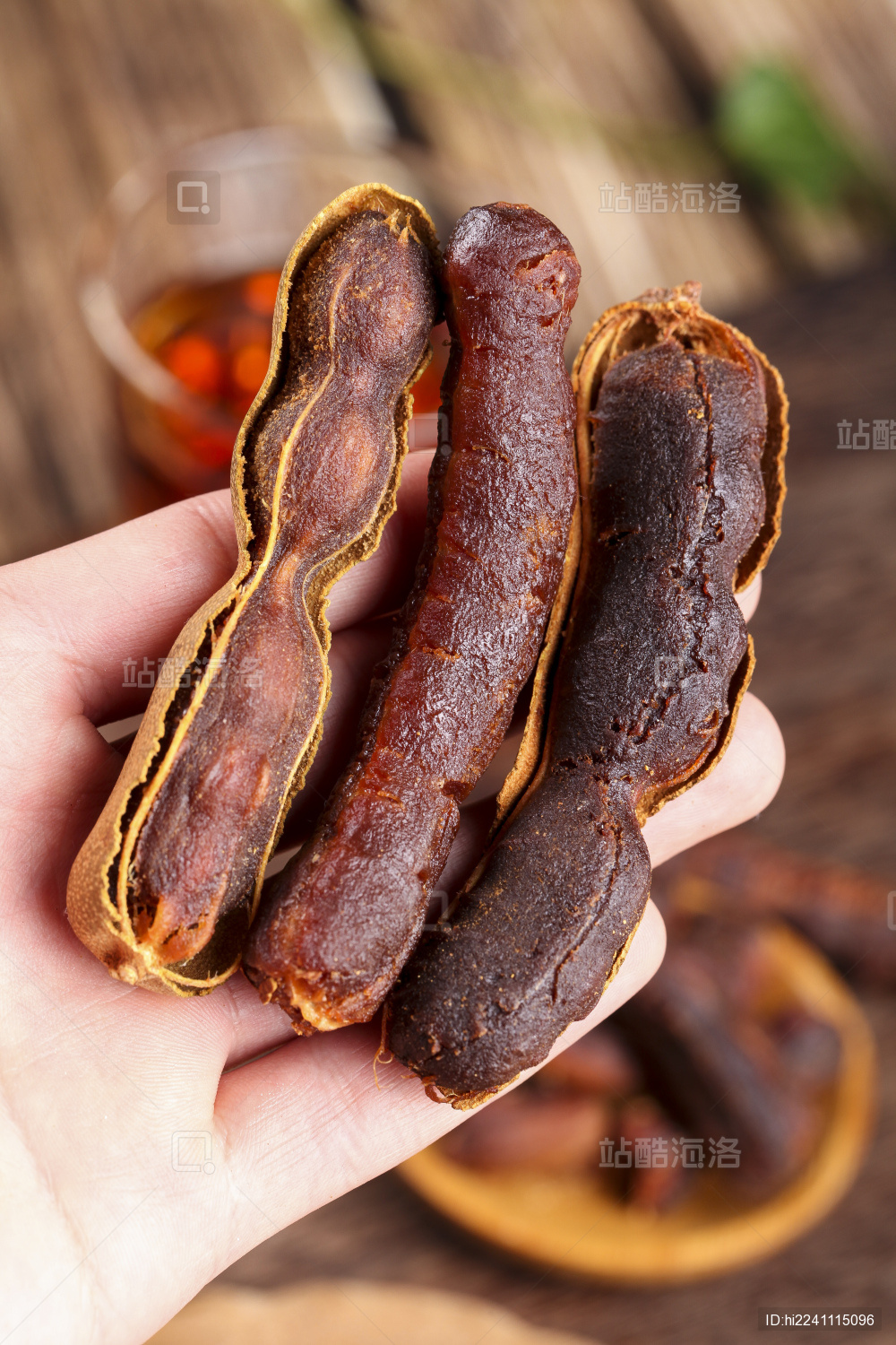 盘子里装着干酸角