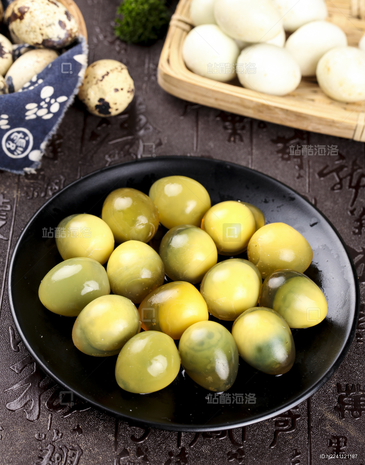 盘子里装着溏心珍珠小皮蛋