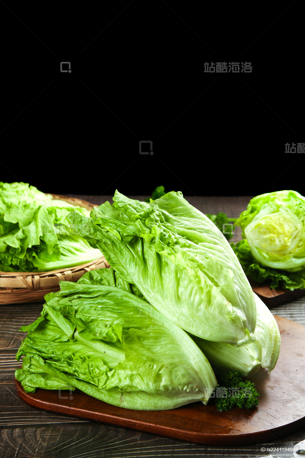 木板上放着新鲜生菜