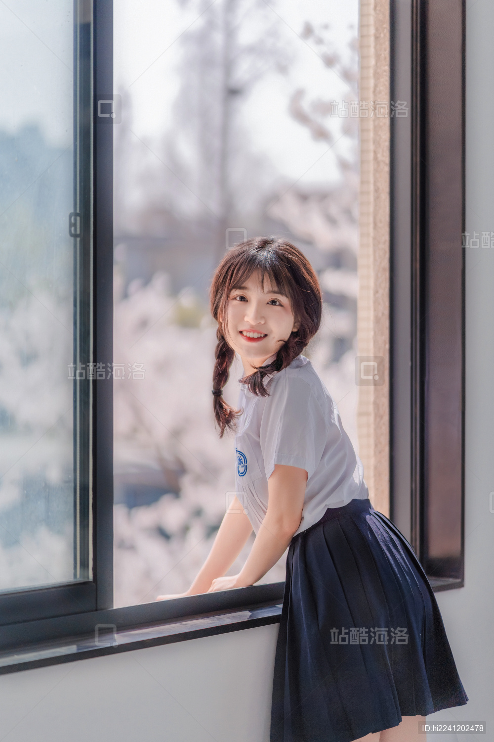 穿校服的校园樱花教室可爱漂亮女子人像