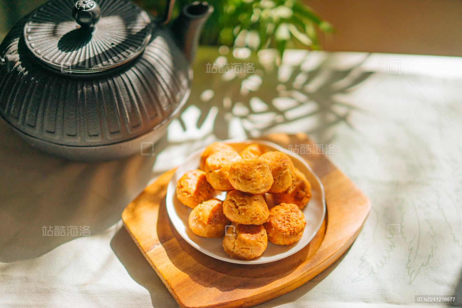 和茶壶放在一起的香酥松软的中式茶点核桃酥