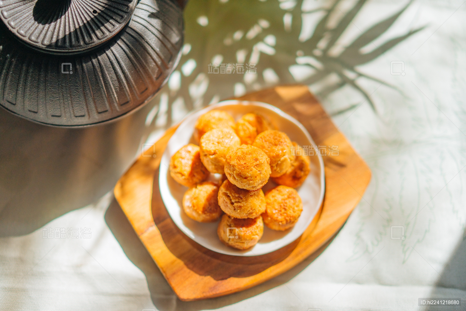 和茶壶放在一起的香酥松软的中式茶点核桃酥