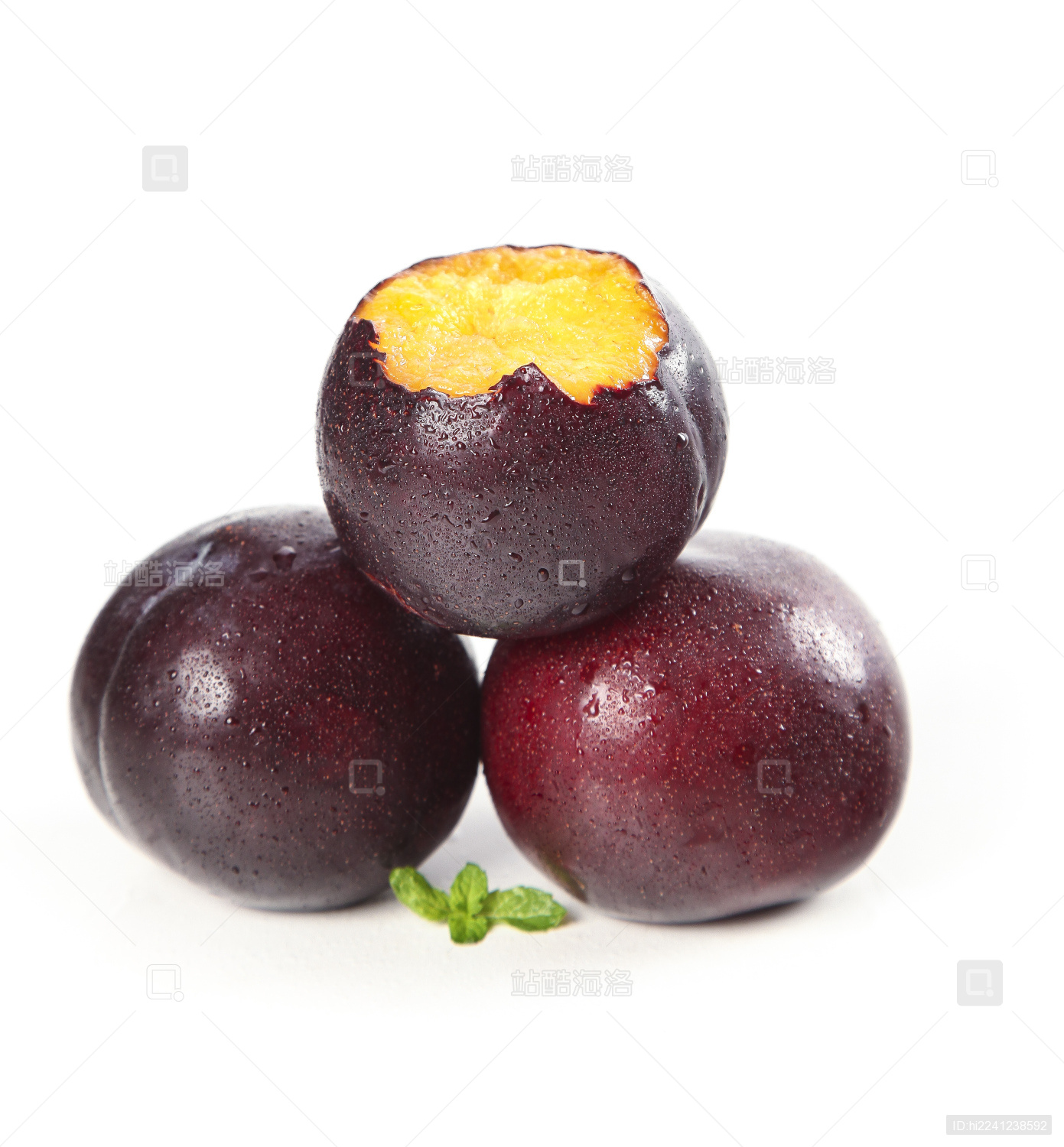白底上摆放着黑李子