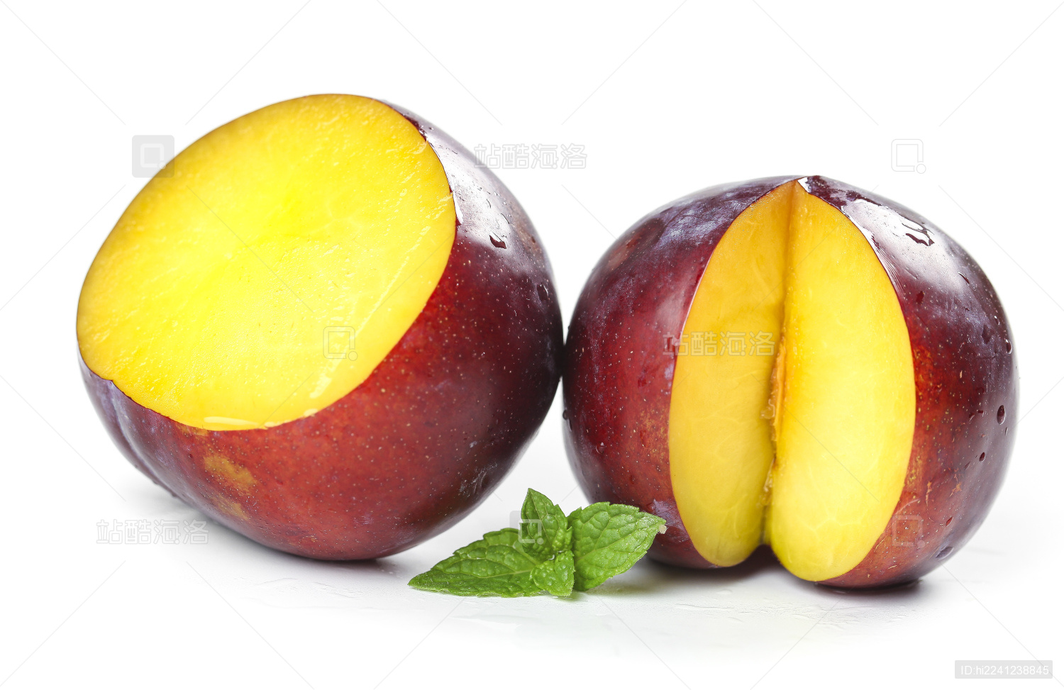 白底上放着智利黑布林李子