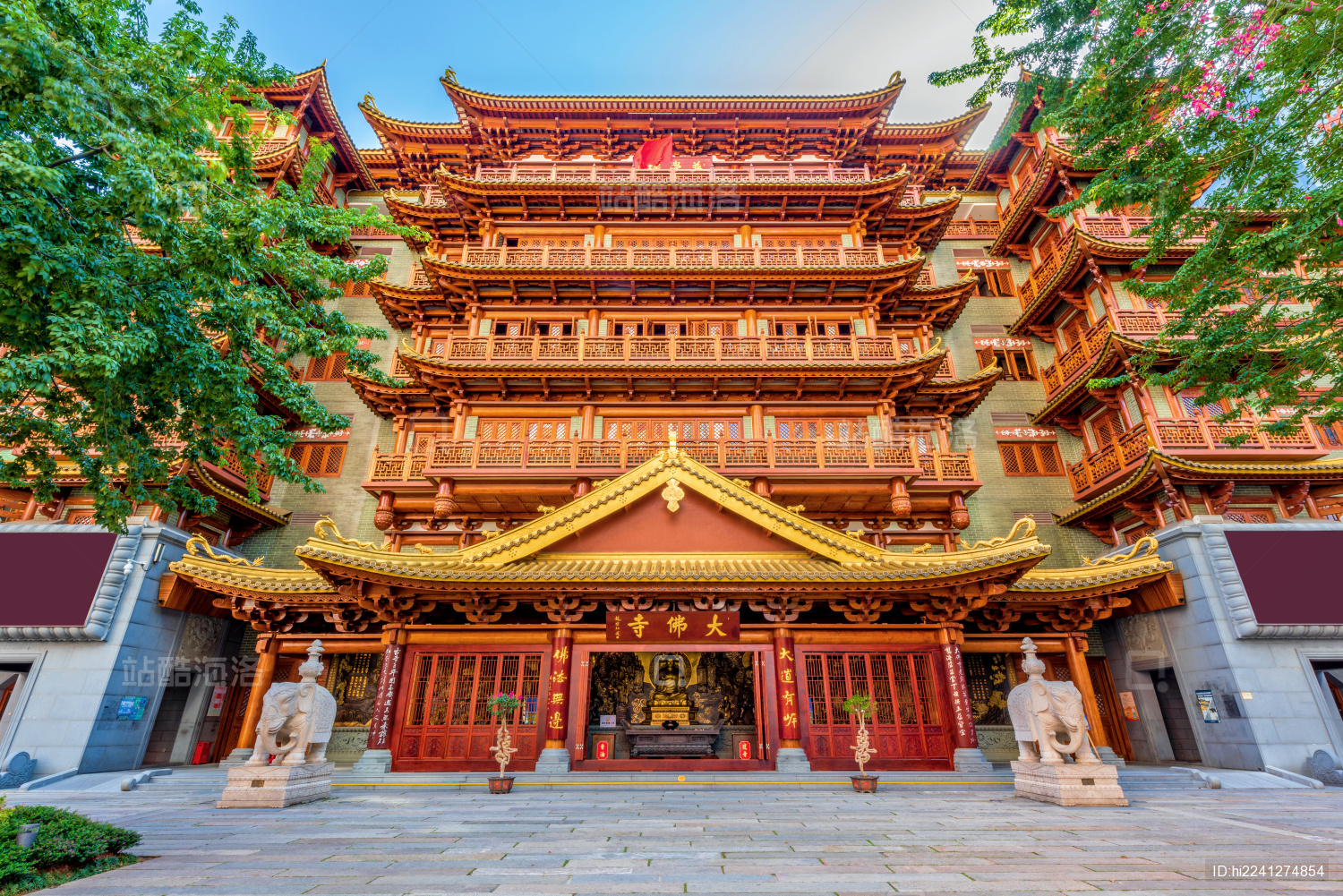 藏在广州闹市的千年古刹，如同皇宫般金光闪闪，坐拥一座10吨大佛_建筑