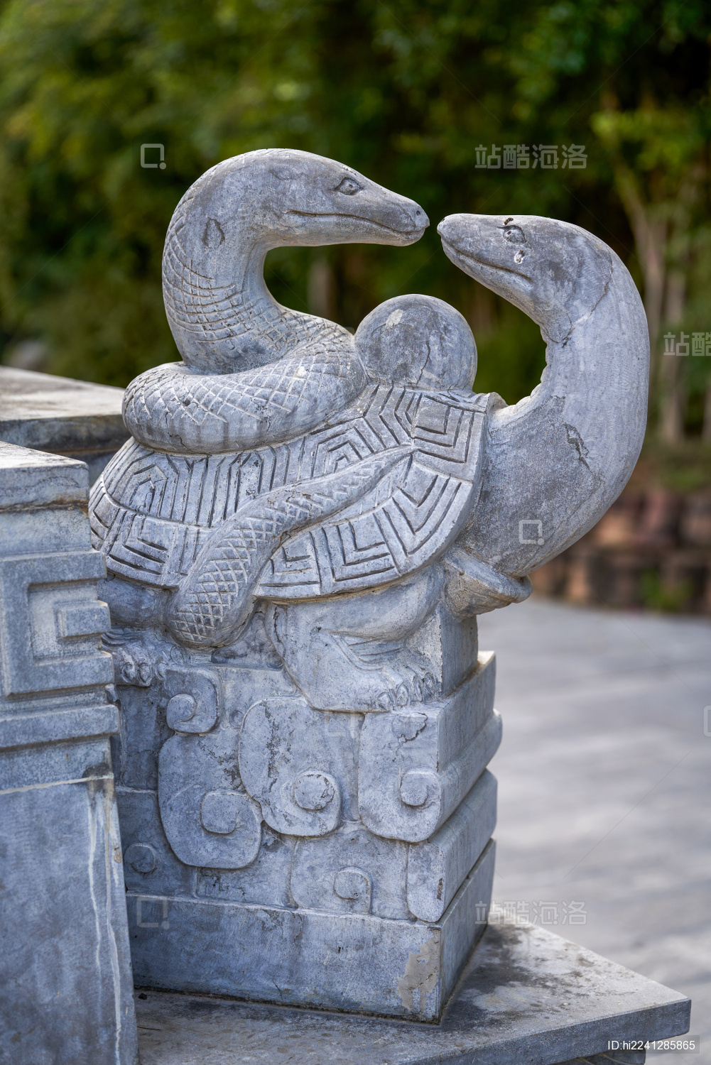 两条蛇头对头的石雕像