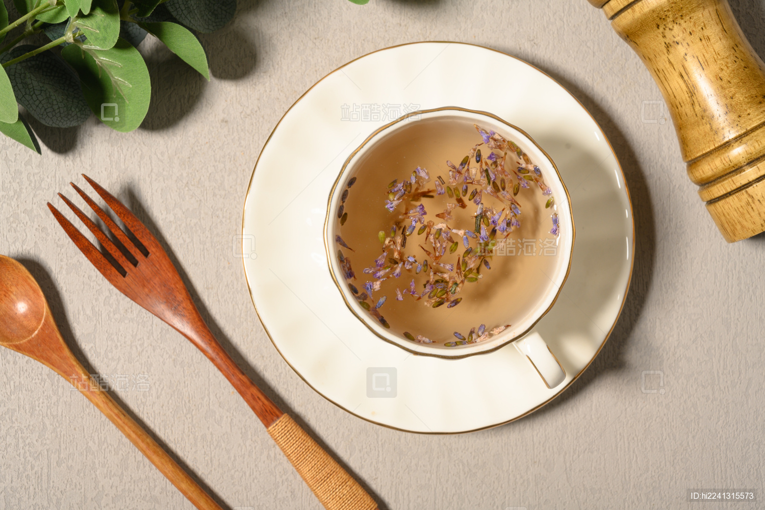 桌面上的杯子里的飘香四溢的薰衣草茶