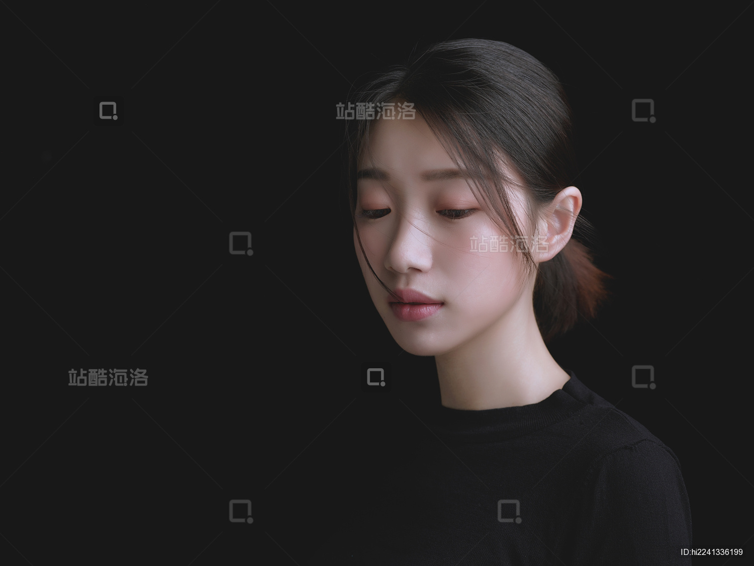 黑色背景中对着镜头微笑的女子