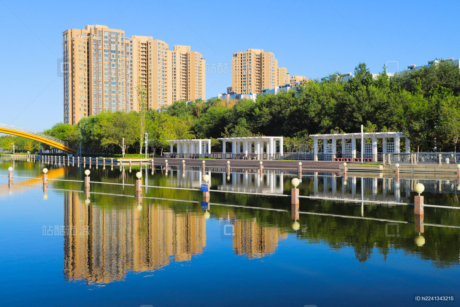 中国新疆克拉玛依河城市建筑江滨公园风光