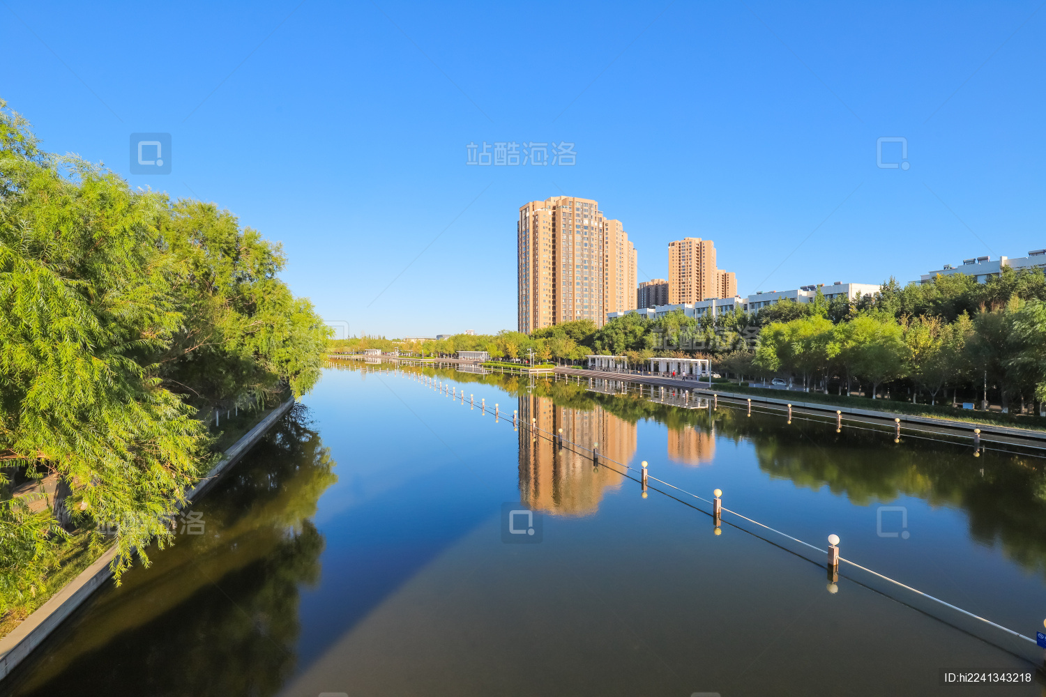 中国新疆克拉玛依河城市建筑江滨公园风光