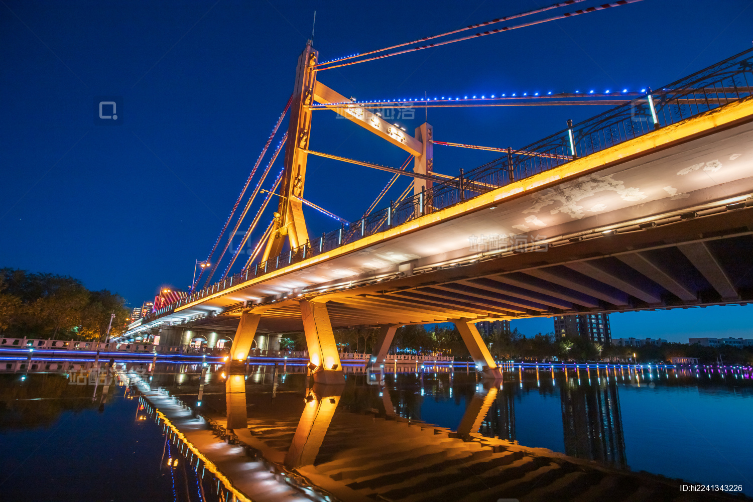 中国新疆克拉玛依河城市建筑江滨公园风光