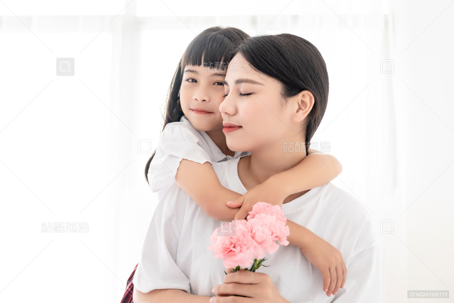 母亲节概念室内中国小女孩给妈妈送花