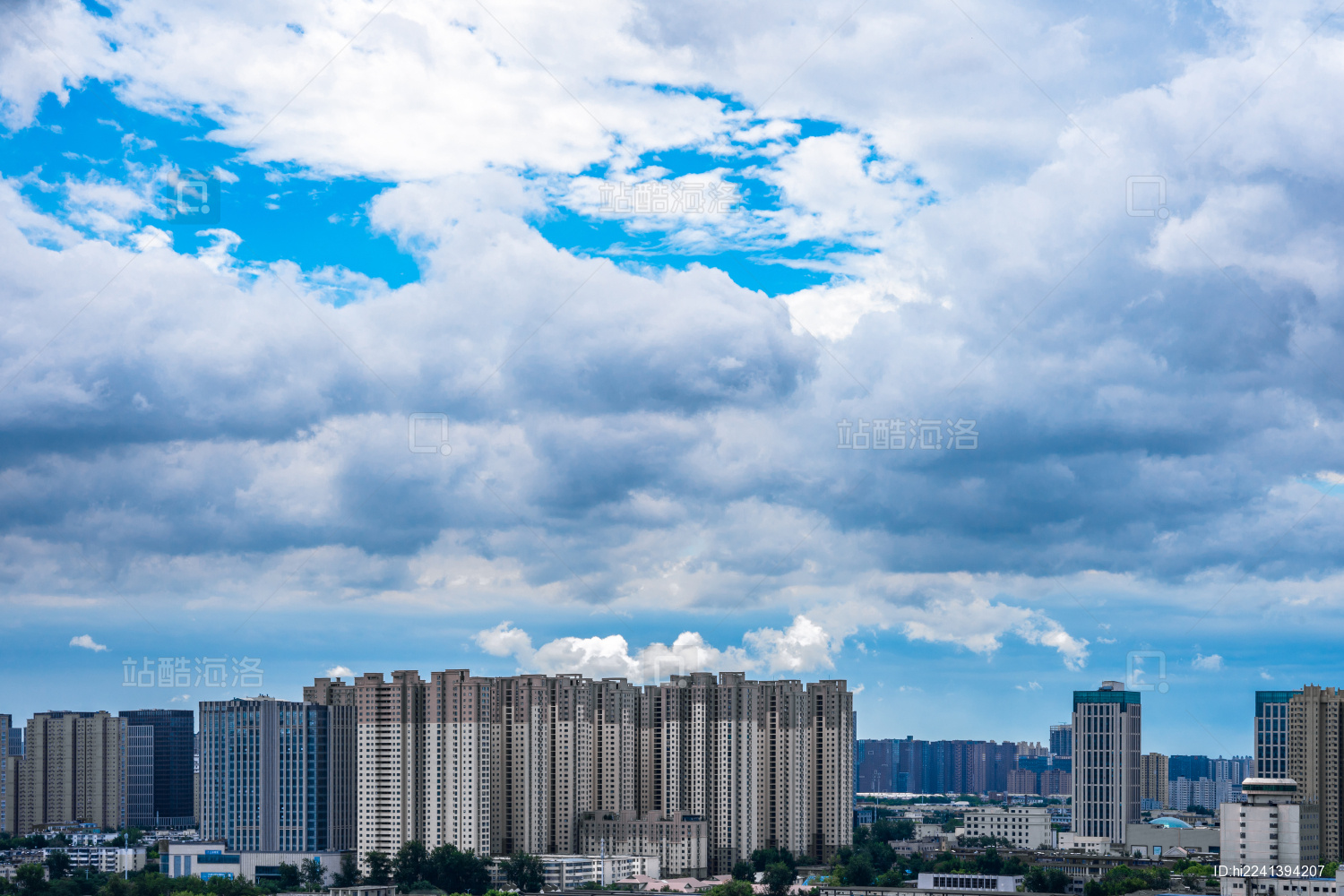 蓝天白云下的石家庄市风光