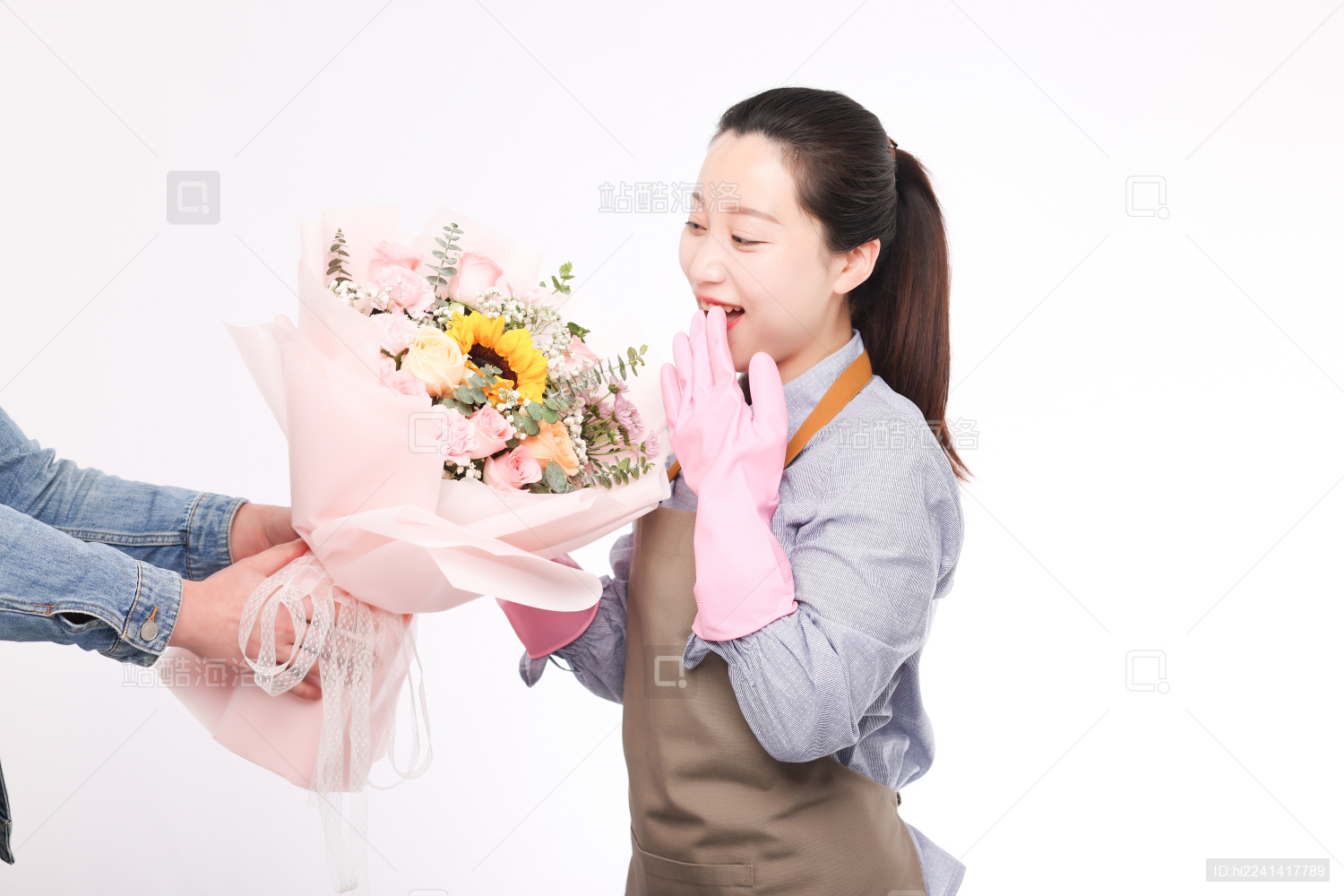 节日里收到鲜花的亚洲年轻女生