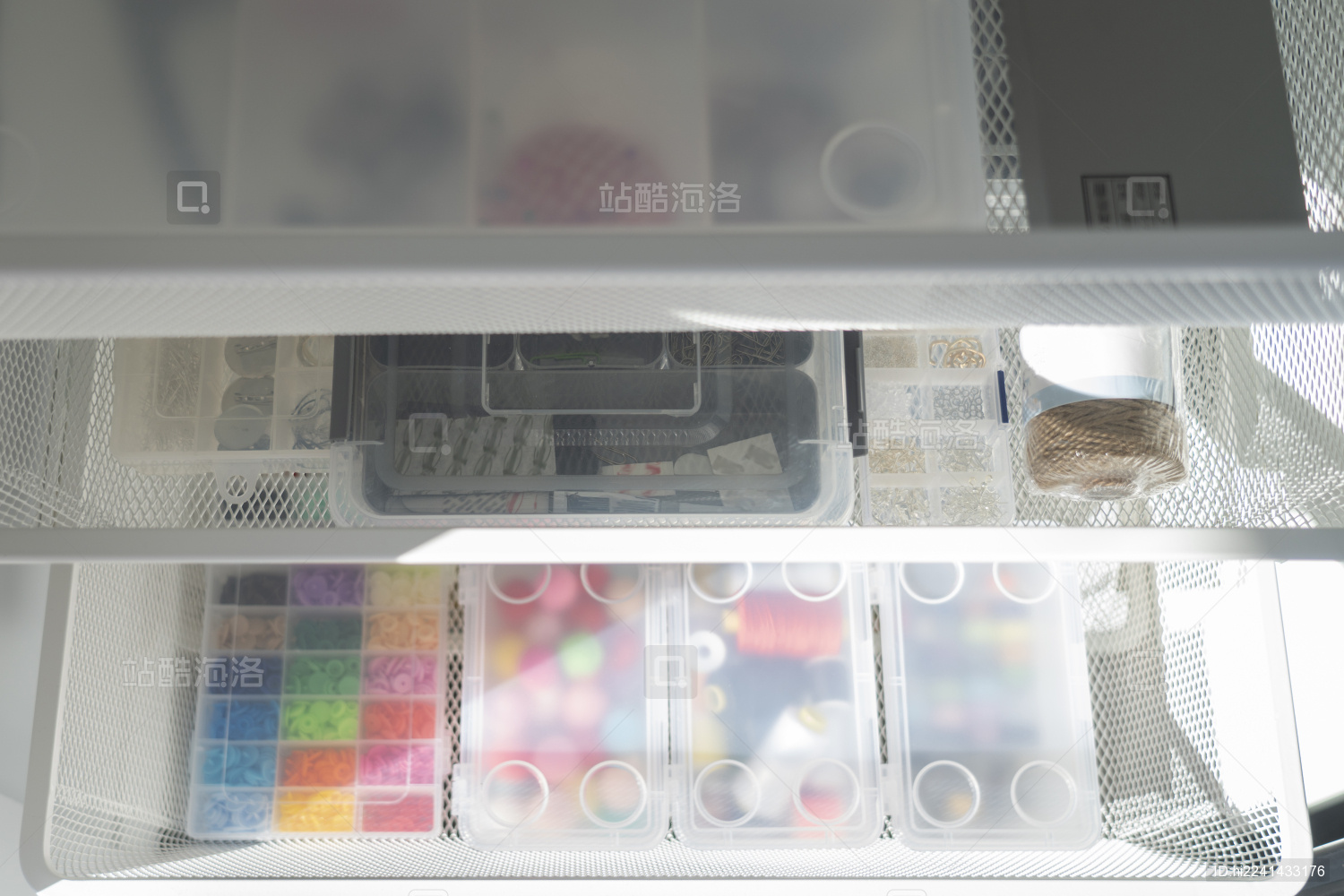 置物架上的收纳盒与缝纫用品置放