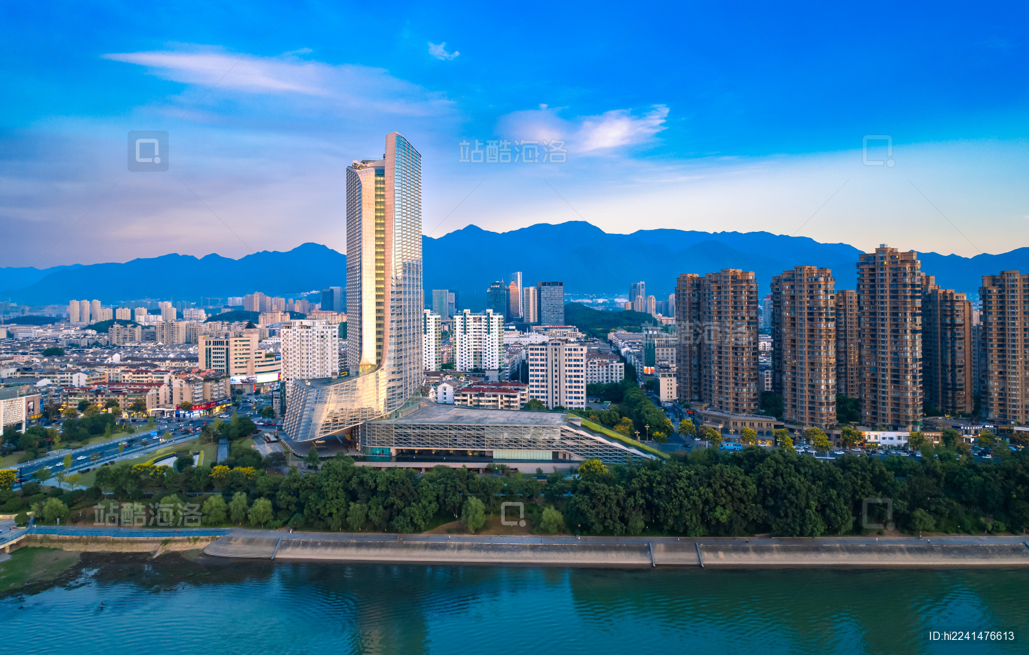 中国浙江省桐庐县富春江两岸城市风光