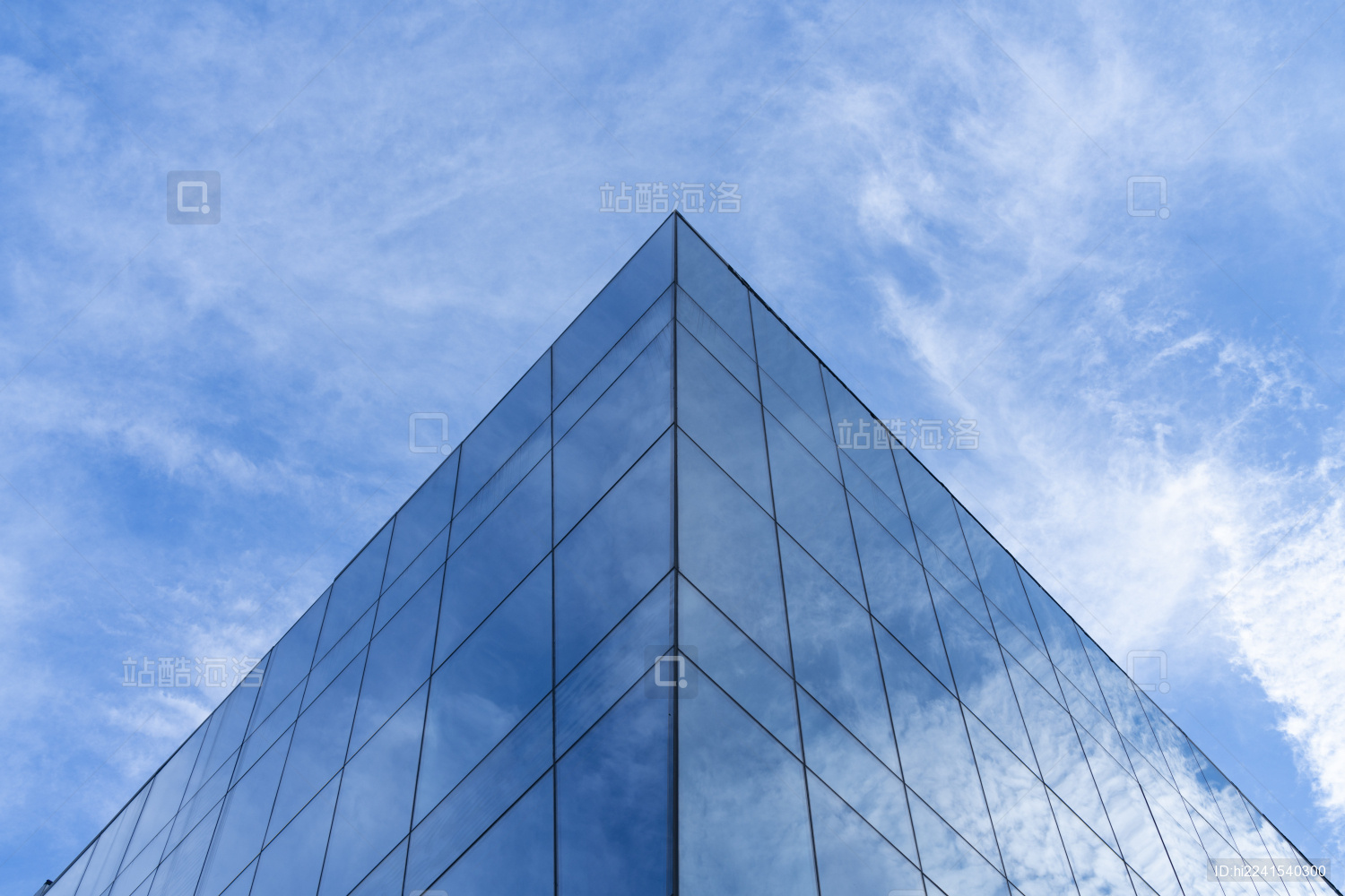 高端写字楼玻璃外墙蓝天白云倒影