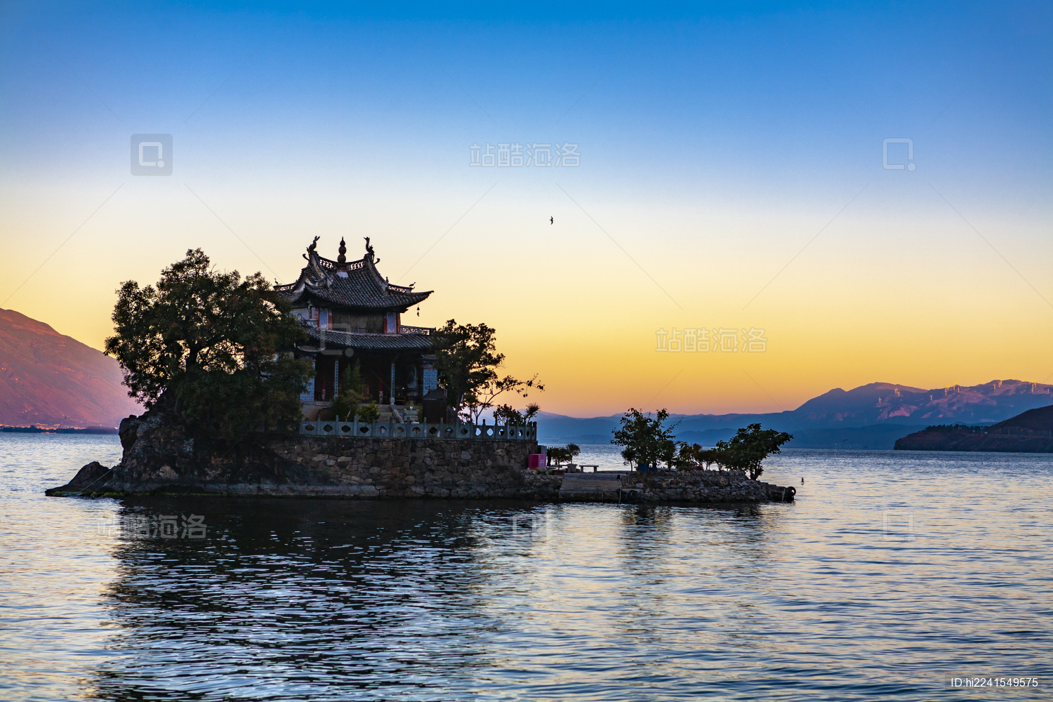 中国云南大理洱海小普陀傍晚的霞光
