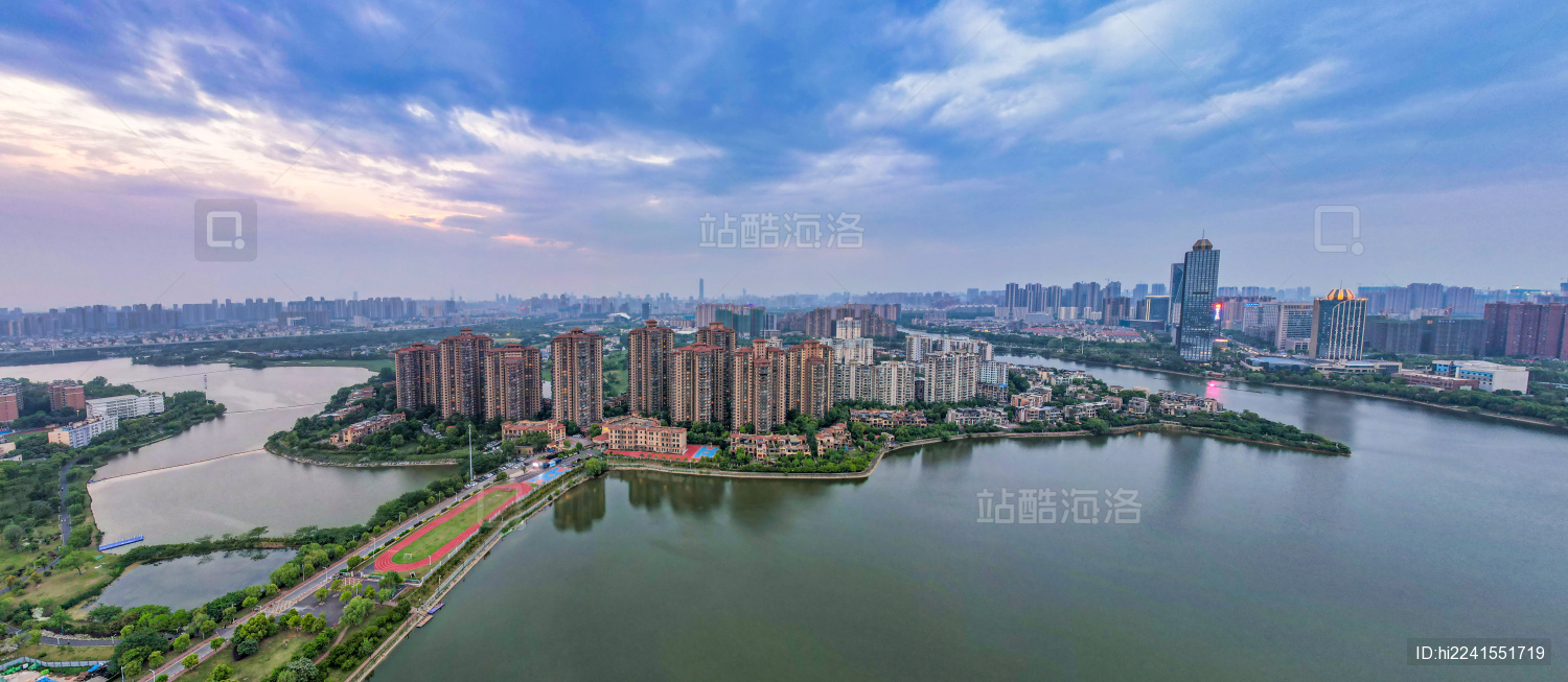 中国湖北武汉东西湖区金银湖被湖水环绕的住宅小区