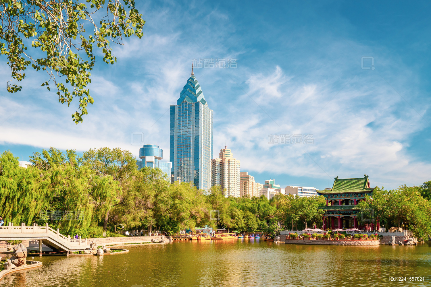 中国新疆乌鲁木齐人民公园城市高楼建筑风光