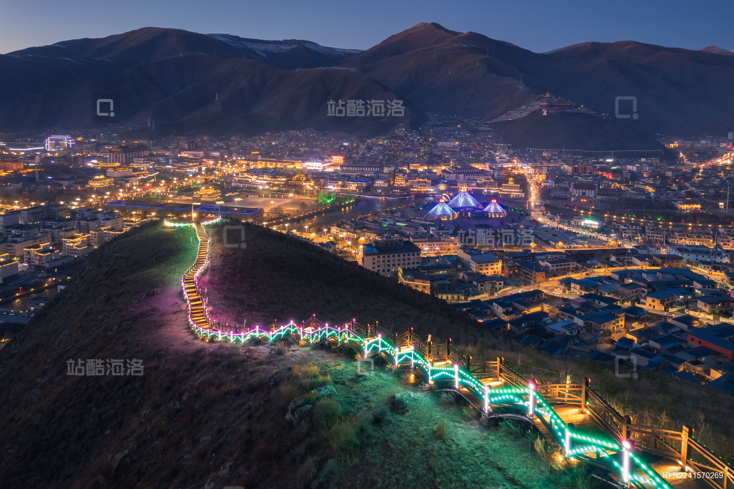 中国青海玉树城市当代山观景台夜景风光