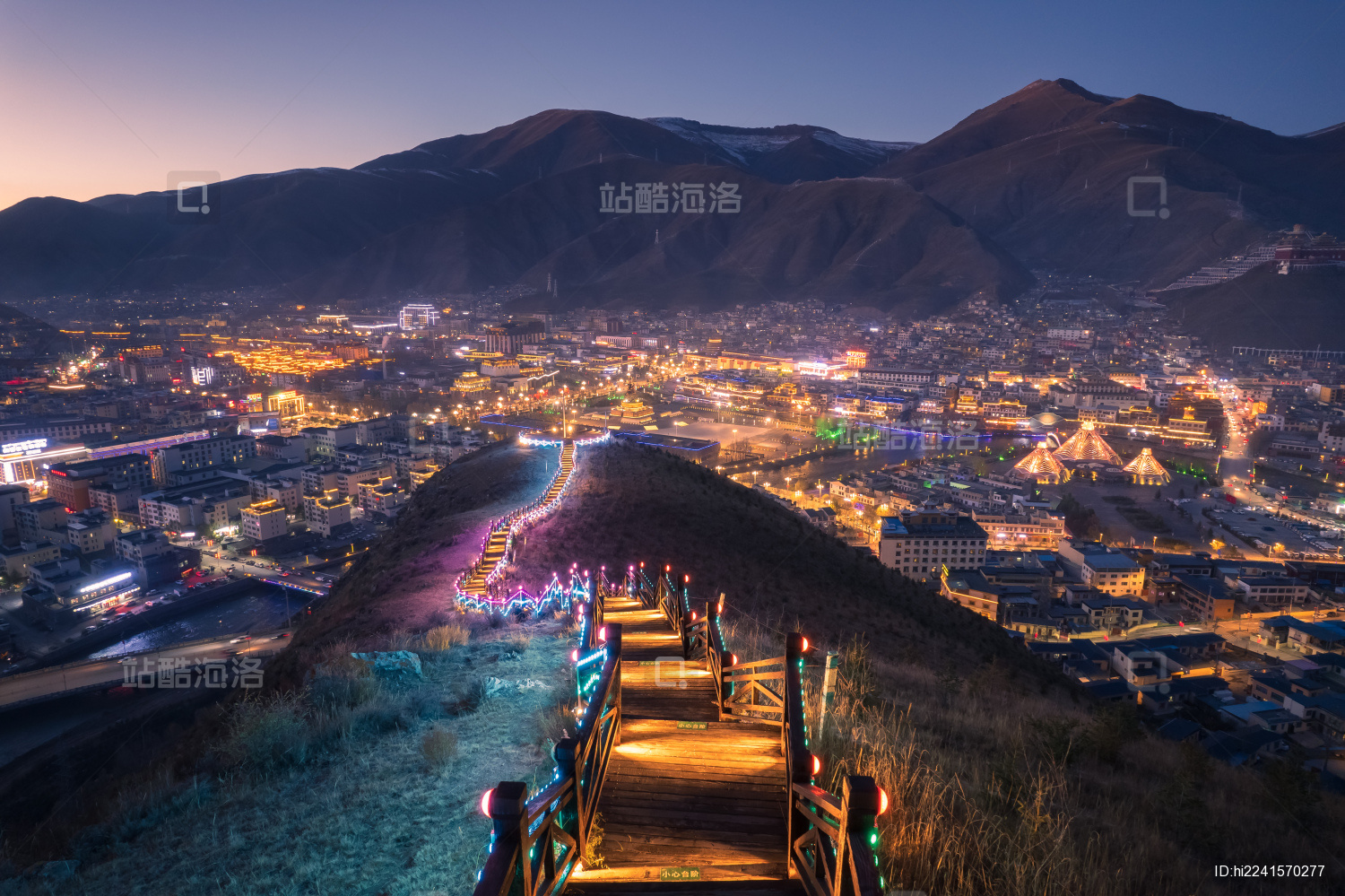 中国青海玉树城市当代山观景台夜景风光