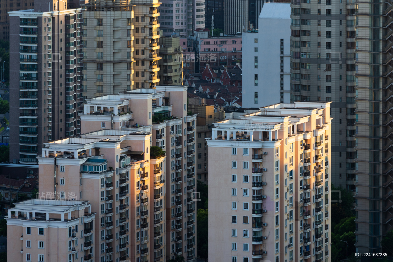 中国上海夕阳下的高层住宅楼