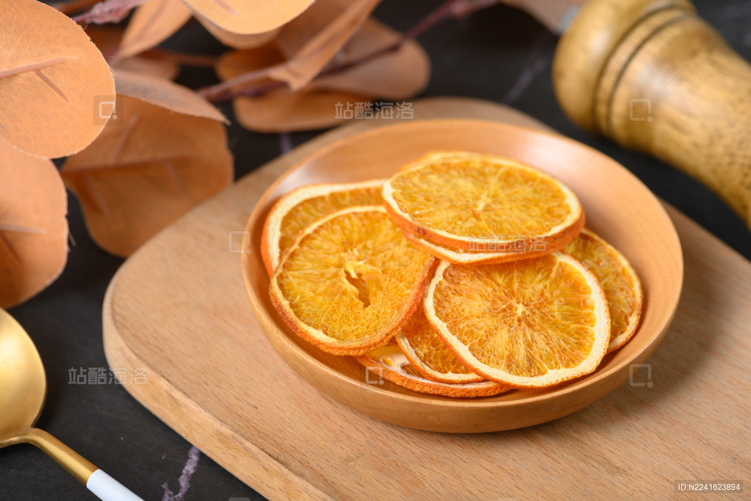 桌面上的盘子里的美味可口的干橙片