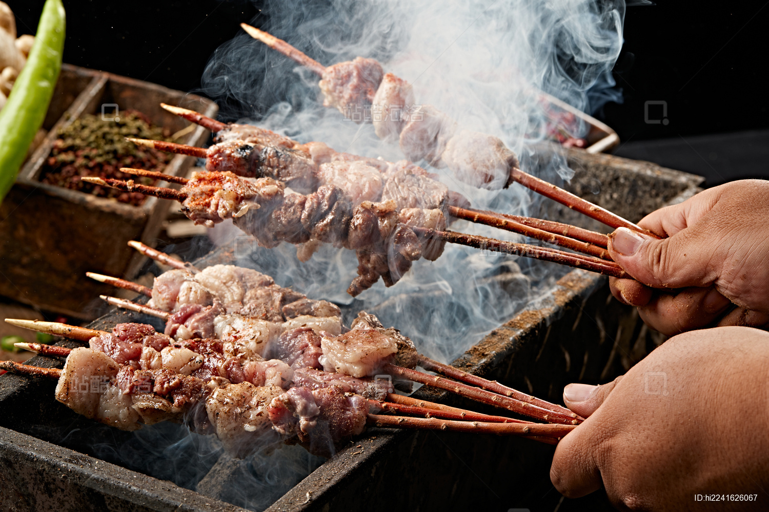 巴楚“红柳烤肉”，不加孜然只撒盐水，这才是正宗的新疆烤羊肉串|新疆|巴楚|红柳_新浪新闻
