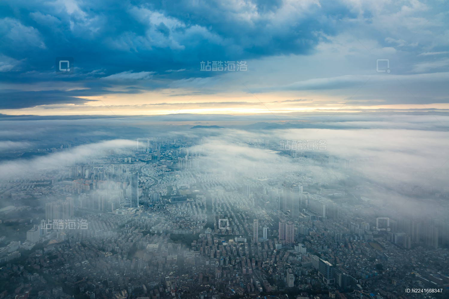 云海下的广东中山城区与五桂山山脉城市风光