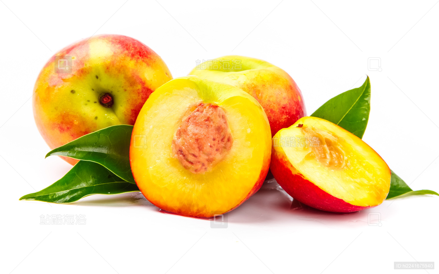 白底上放着切开的油桃