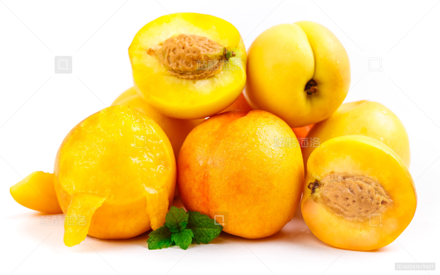 白底上放着一堆切开的山东蒙阴黄油桃