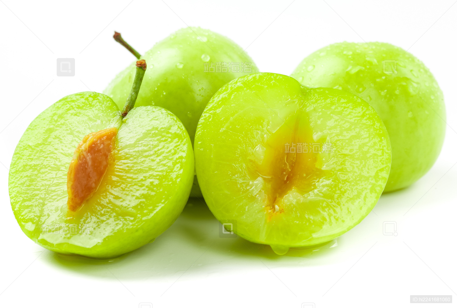 白底上摆放着切开的青李子