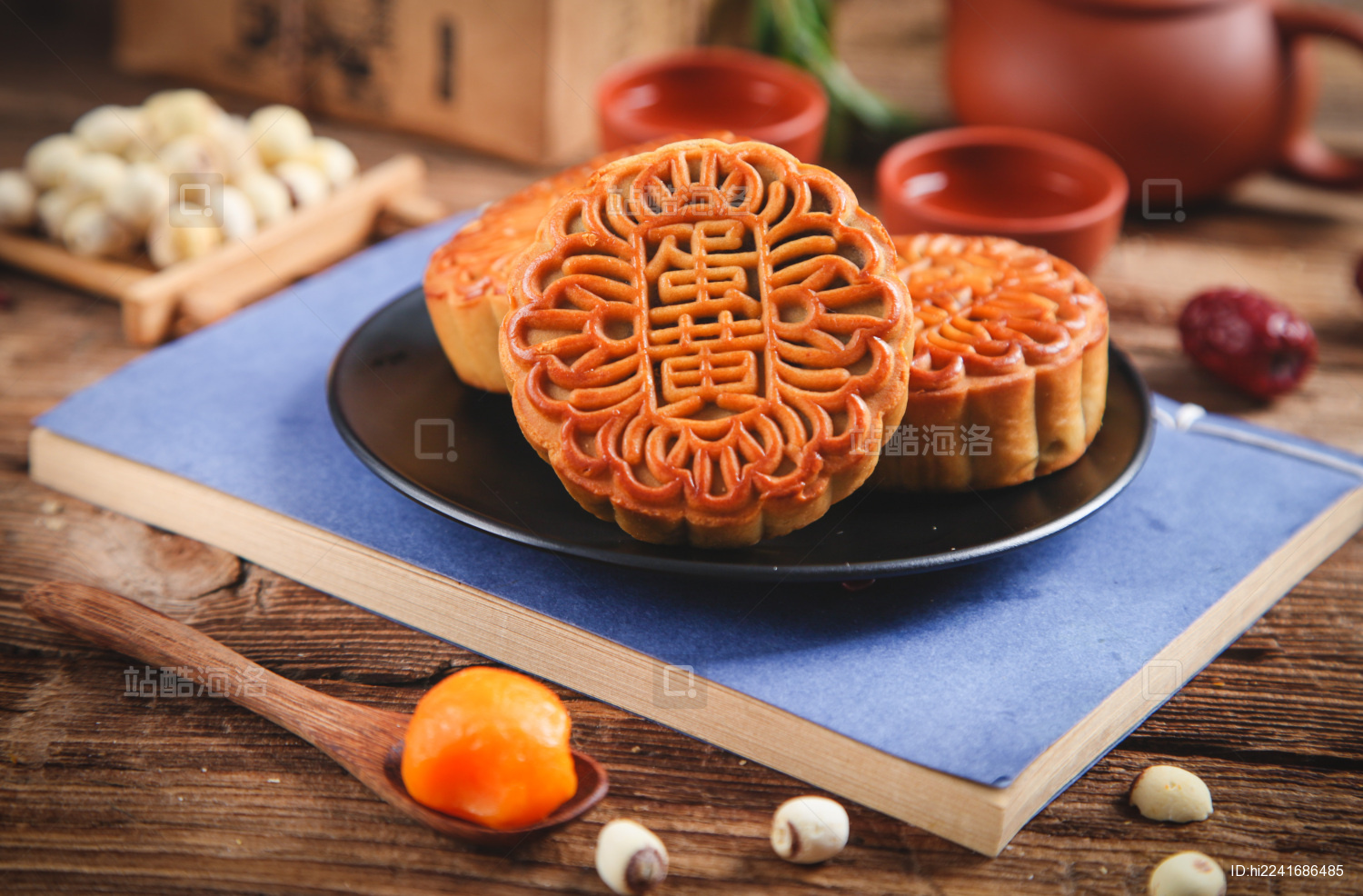 深底上放着一盘蛋黄月饼