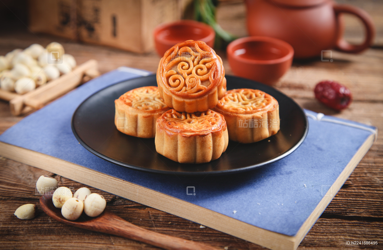 深底上放着一盘水果月饼