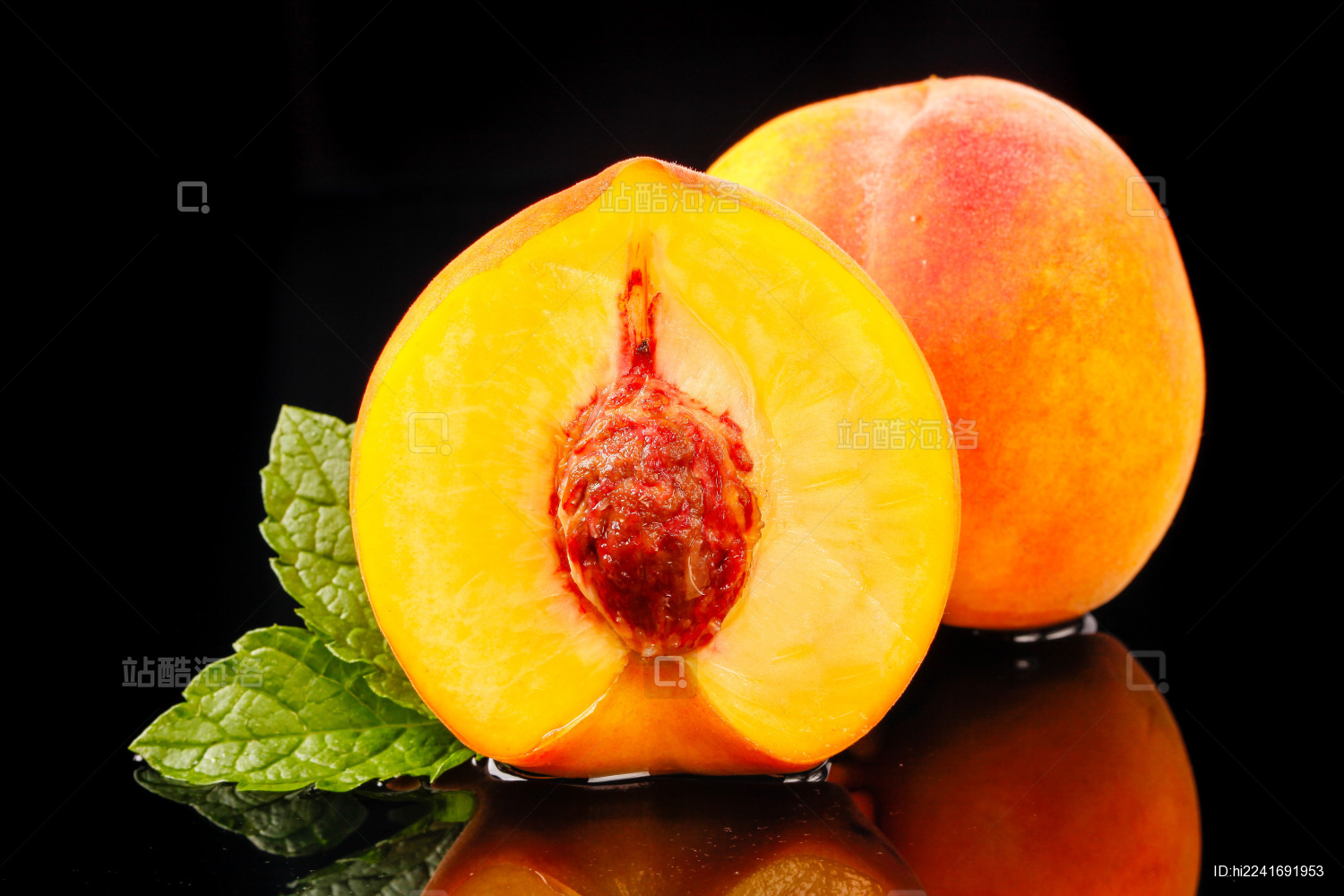 黑底上放着切开的黄桃