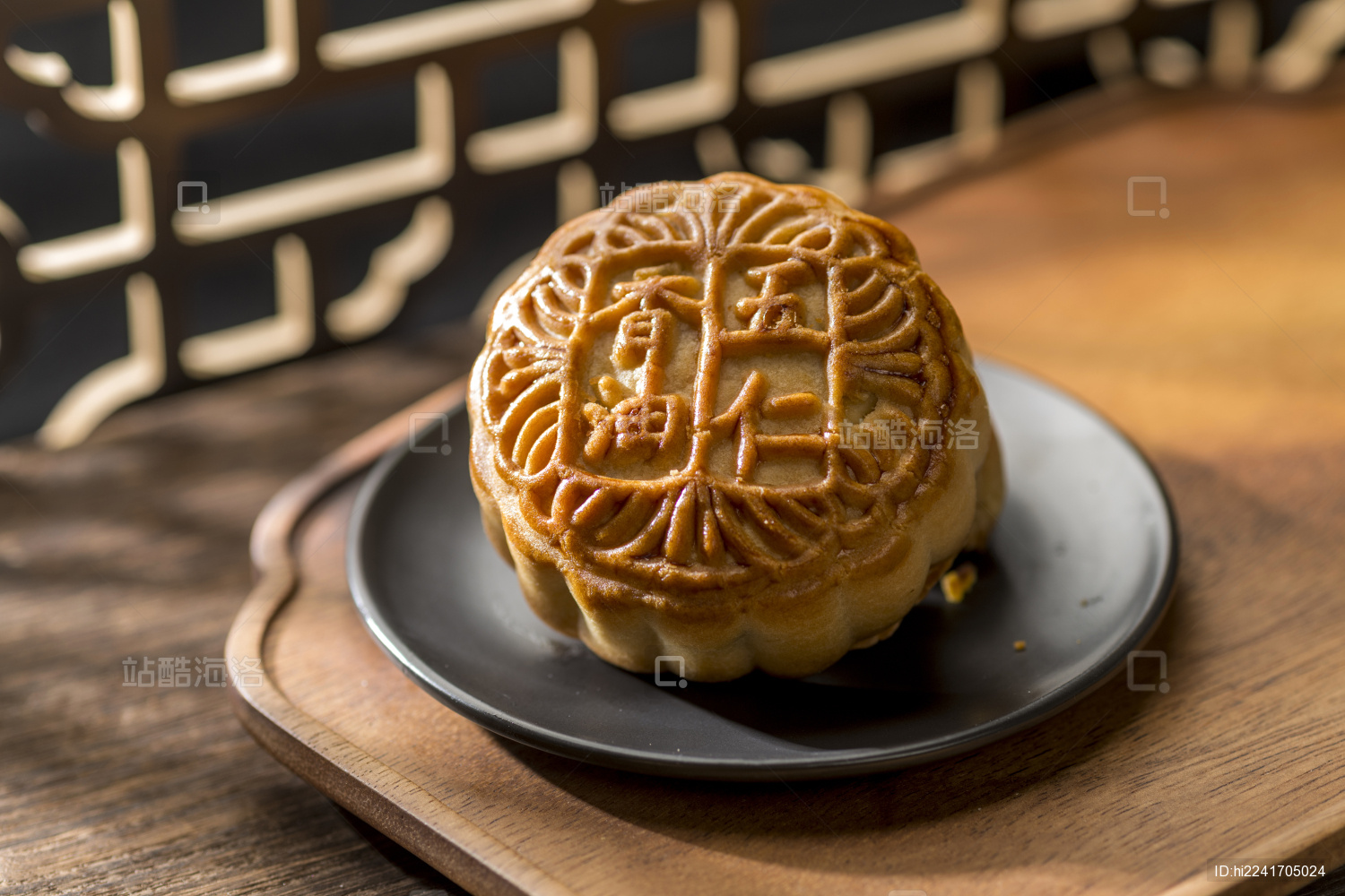 中秋节传统美食月饼与茶水特写古窗棂木桌面