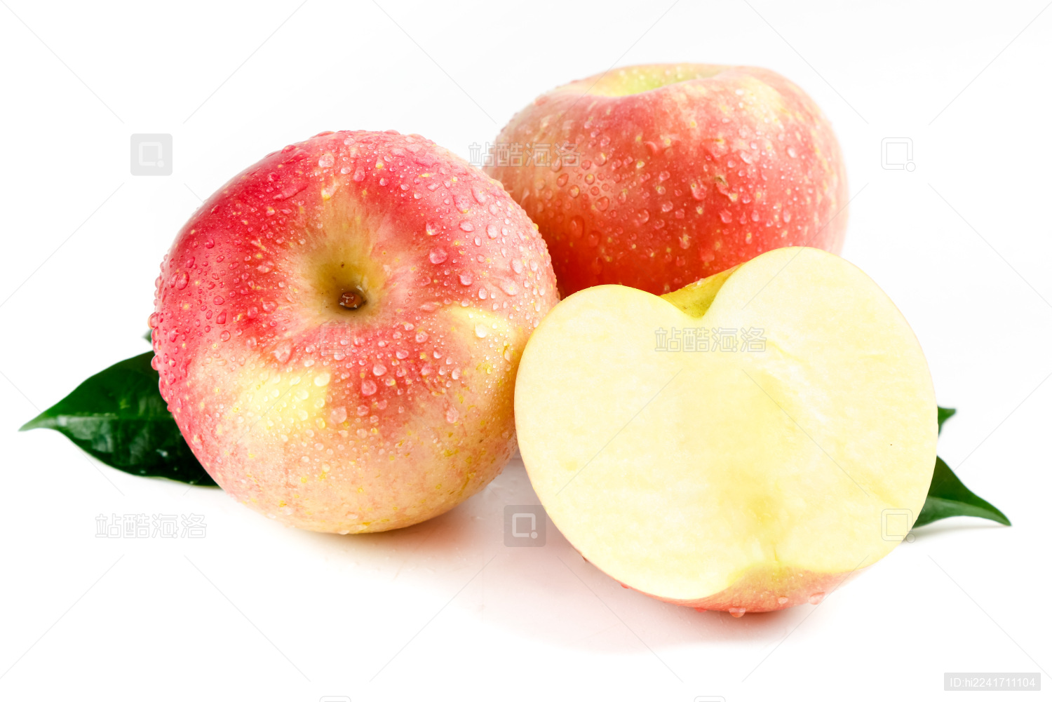 白底上放着切开的红富士苹果