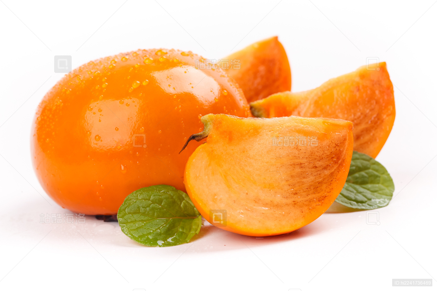 白底上放着脆甜柿子