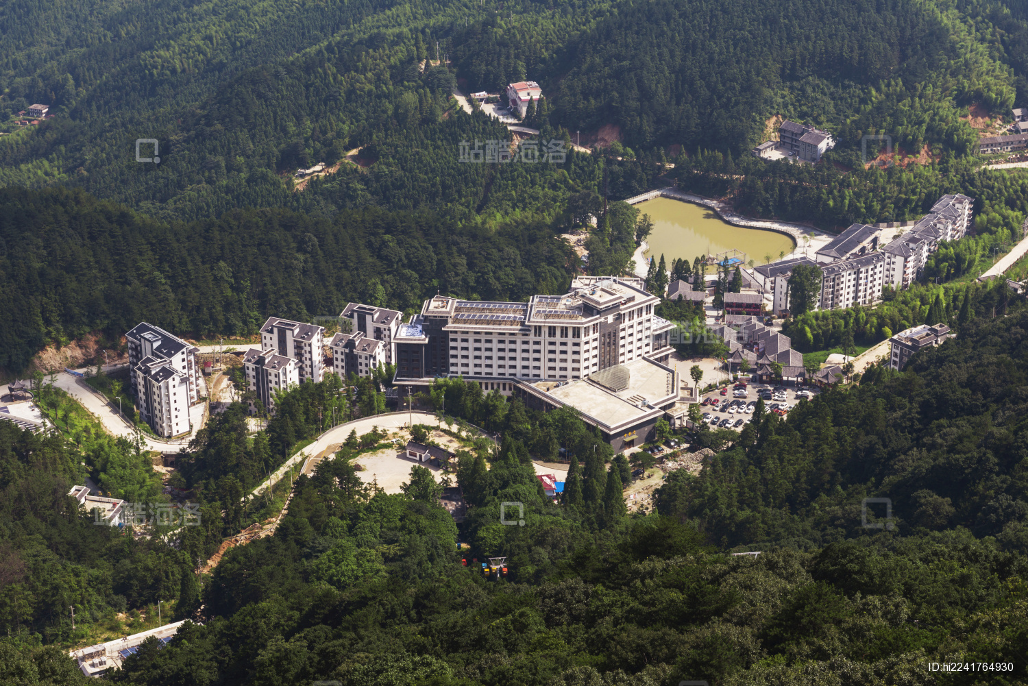 群山环绕的薄刀峰度假酒店_站酷海洛_正版图片_视频_字体_音乐素材