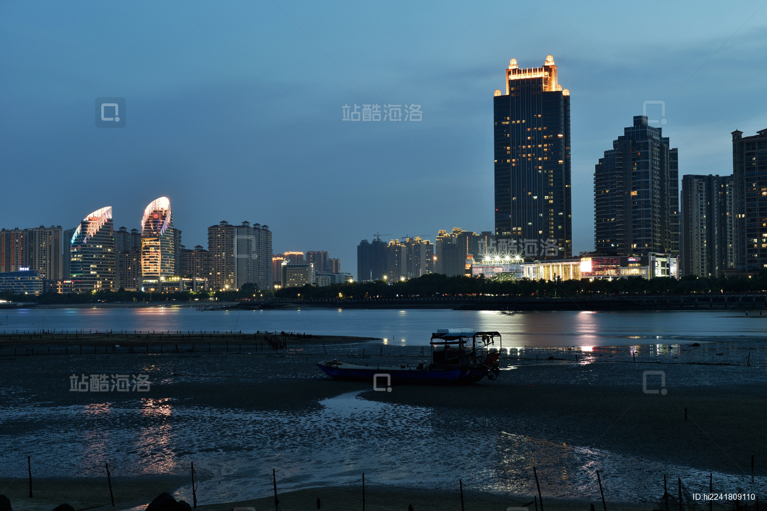中国广东湛江金沙湾城市建筑风光夜景